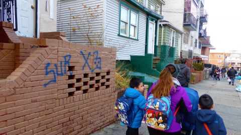 Los grafitis de la pandilla mexicana Sur 13 se van en varias partes.