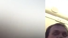 El pasajero y su acompañante fueron bajados del avión.