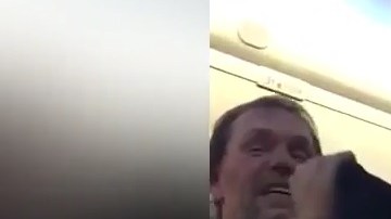 El pasajero y su acompañante fueron bajados del avión.