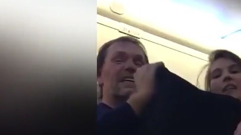 El pasajero y su acompañante fueron bajados del avión.