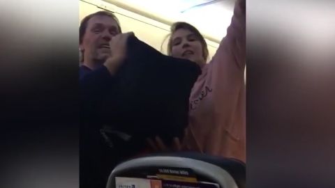 El pasajero y su acompañante fueron bajados del avión.