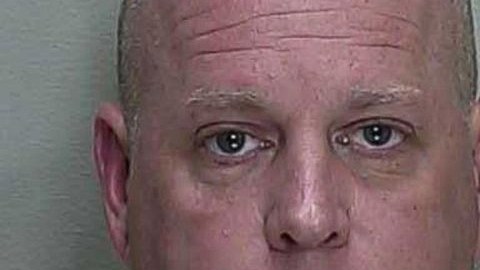 Barnett armó al menos diez artefactos explosivos "ocultos en envases de artículos de alimentación que entregó a una fuente confidencial".