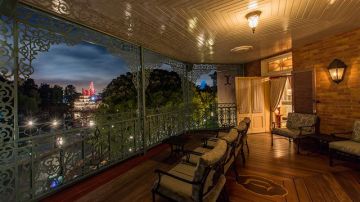 El balcón de 21 Royal. (Walt Disney Co.)