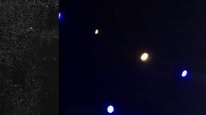 "Siéntate o lárgate de aquí", amenazó a la mujer.