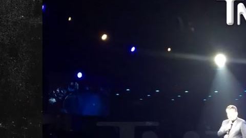 "Siéntate o lárgate de aquí", amenazó a la mujer.