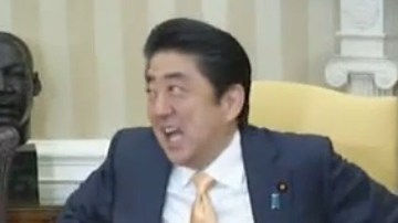 El rostro del primer ministro Shinzo Abe lo dice todo.