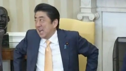 El rostro del primer ministro Shinzo Abe lo dice todo.