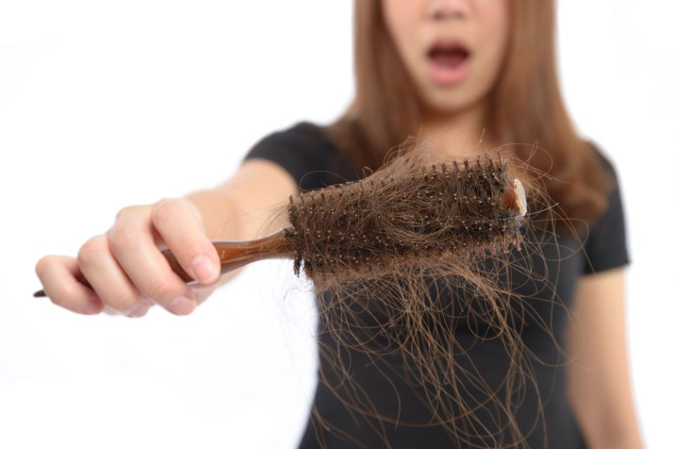 Sí puedes hacer algo para frenar la caída del cabello El