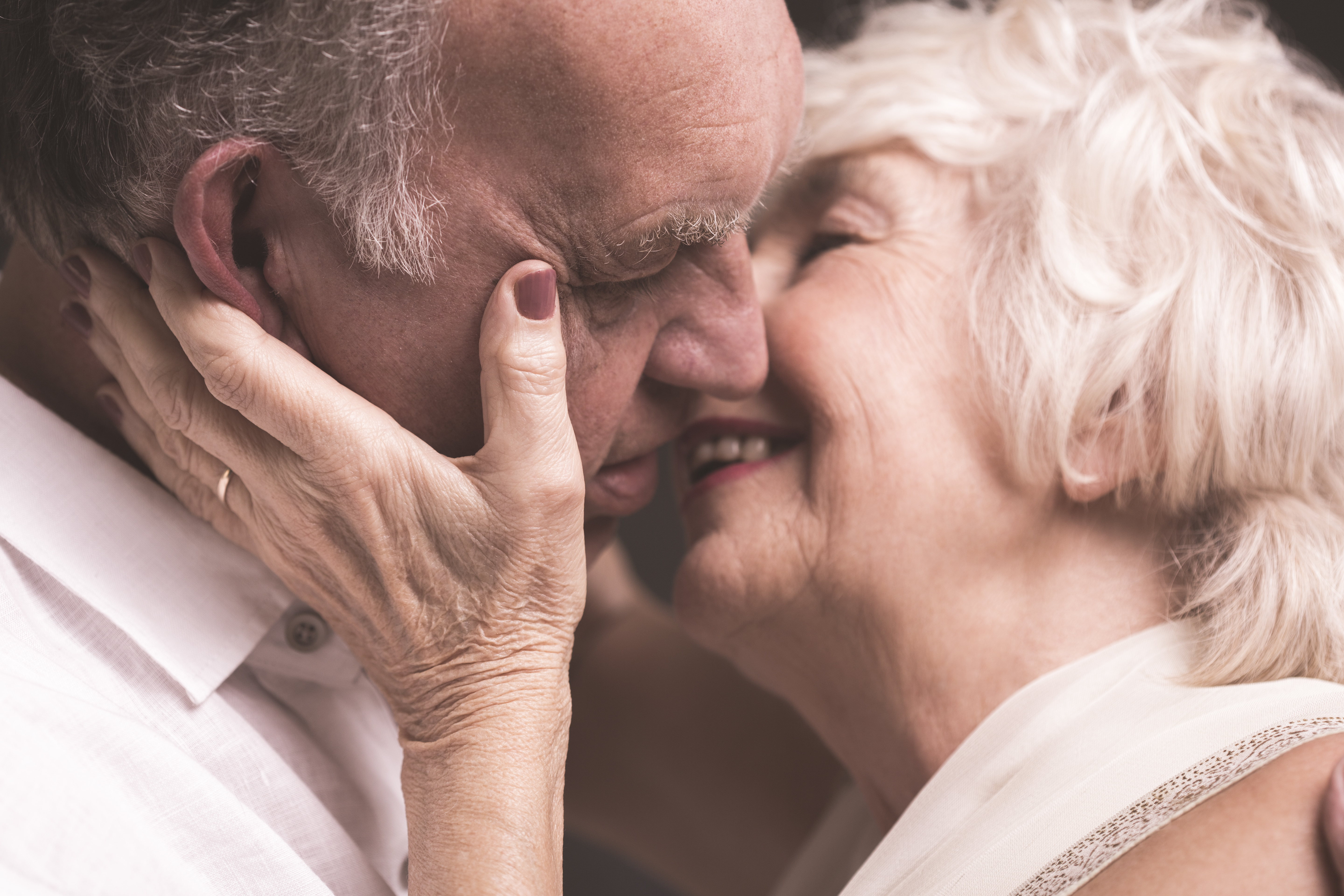 Пожилая женщина любит молодую. Близость пожилых. Поцелуй пенсионеров. Поцелуй пожилых. Пожилая пара в постели.