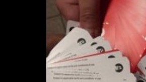 Las MetroCards tienen el logo de la tienda "Supreme", ubicada en Manhattan.