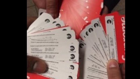 Las MetroCards tienen el logo de la tienda "Supreme", ubicada en Manhattan.