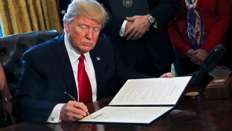 El presidente Donald Trump firma una orden ejecutiva para revisar la reforma financiera de 2010, la ley Dodd Frank./Efe
