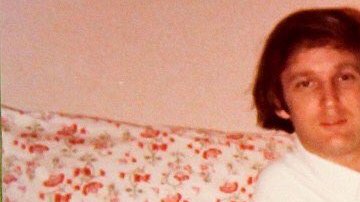 En redes sociales se han compartido imágenes del presidente, cuando era joven, en batas de baño.