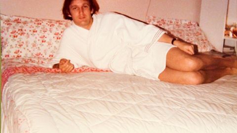 En redes sociales se han compartido imágenes del presidente, cuando era joven, en batas de baño.
