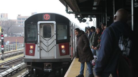 Pasajeros en el tren7 donde se dice que hay redadas de ICE y muchas veces son falsas informaciones.