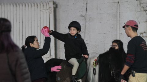 Jariel Vega de 6 años, realiza una vez a la semana la terapia equina en Gallop NYC en Queens con sus padres, Sheila y Paddy Vega.