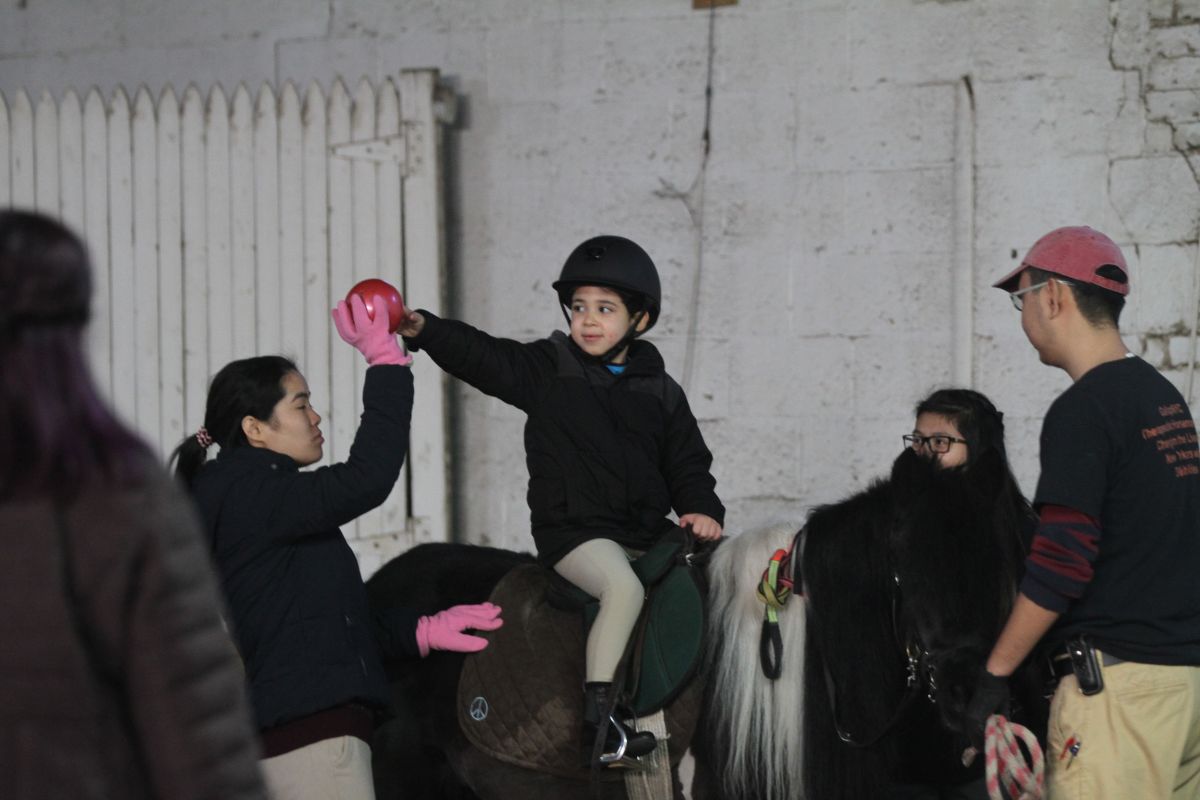 Jariel Vega de 6 años, realiza una vez a la semana la terapia equina en Gallop NYC en Queens con sus padres, Sheila y Paddy Vega.