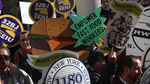 Trabajadores de comida rapidas en un rally para impulsar la legislacion 1387 en City Hall.