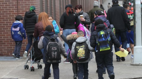 Padres opinan sobre las escuelas de El Bronx.