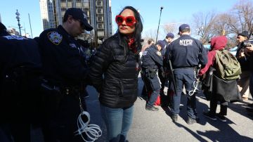 Protesta de "Un Dia sin Mujeres" donde miles de mujeres marcharon en Midtown Manhattan y la organizadora de La Marcha de Washington Carmen Perez fue arrestada en frente de Trump International Hotel.