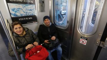 Usuarios Carmen Alvarracin y Luis Guaman. Demoras en los trenes 7/W/N en Queens.