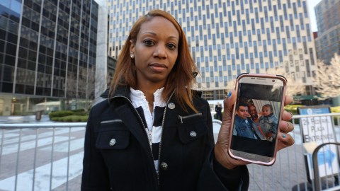 Yaharia Burgos, una portera pide que ICE libere a su marido, Juan Vivares.