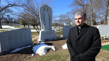 Padre Jose Felix Ortega en el Cementerio Puerta del Cielo en Hawthorne NY donde se realizan los servicios para las cremacion.