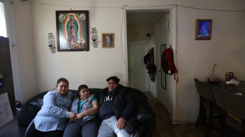 Inquilina Guadalupe Hernandez y su familia estan siendo victimas del casero que deja sin reparar su departamento.