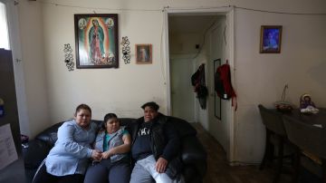 Inquilina Guadalupe Hernandez y su familia estan siendo victimas del casero que deja sin reparar su departamento.