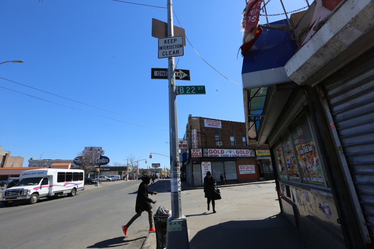 Dos quinceañeros baleados a plena luz desde bicicleta en Queens, Nueva York