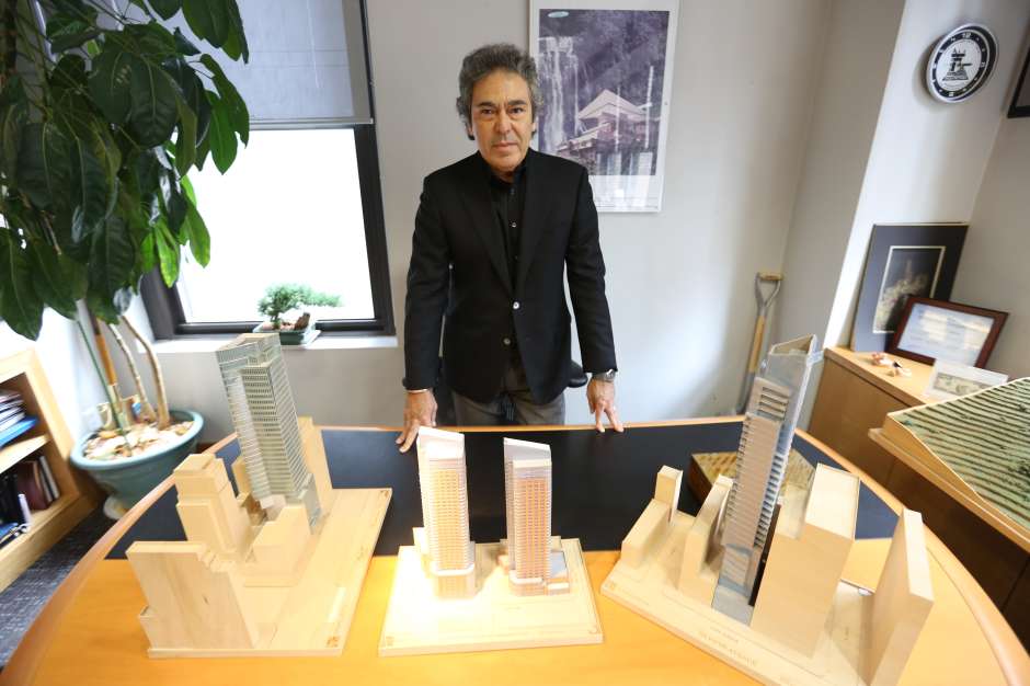 Arquitecto Ismael Leyva en su oficina en Midtown.