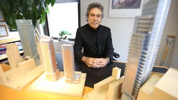 Arquitecto Ismael Leyva en su oficina en Midtown.