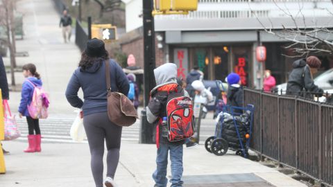 Estudiantes salen del colegio en Manhattan.