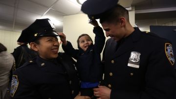 Matias Sartorio originario de Argentina se graduo hoy de policia con su esposa, Stepanie e hijo Roman. Ceremonia de Graduacion del NYPD en Madison Square Garden.