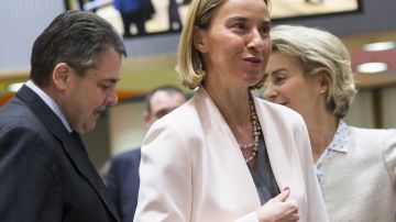 La alta representante de la Unión Europea (UE) para la Política Exterior, Federica Mogherini, al inicio de una reunión de ministros comunitarios de Exteriores y Defensa, en Bruselas (Bélgica), hoy, 6 de marzo de 2017.