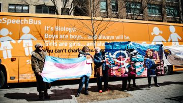 Un grupo de personas protestan fuera del "Bus de la Libertad", un vehículo, que de acuerdo con los organizadores, ayuda a informar sobre género fuera de las escuelas, en Nueva York.