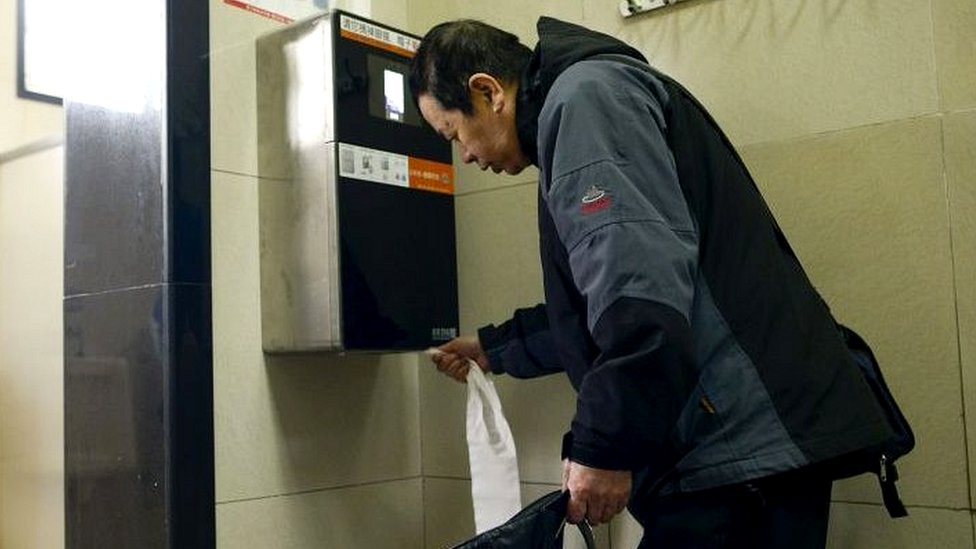 ¿Una máquina que reconoce tu cara para que no te robes el papel higiénico? Sí, en China