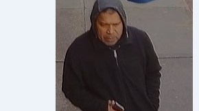 La Policía busca a este hombre como sospechoso de acosar a la niña.