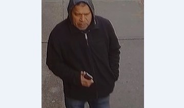 La Policía busca a este hombre como sospechoso de acosar a la niña.