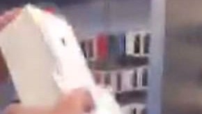 Spicer salió huyendo de la tienda Apple.