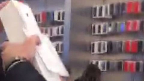 Spicer salió huyendo de la tienda Apple.