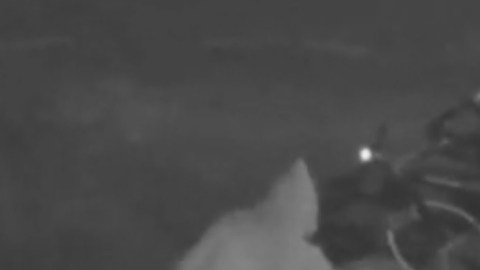 La Policía busca a dos hombres como sospechosos del  ataque.