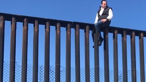 El legislador se tomó fotografías que publicó en Twitter.