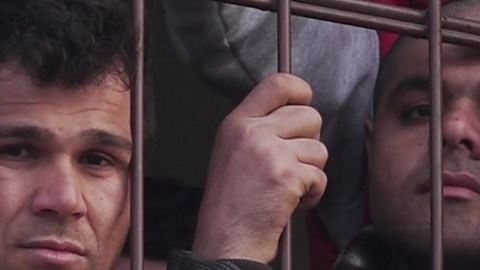 El gobierno húngaro inició la construcción de dos campamentos formados por contenedores a lo largo de su frontera con Serbia.