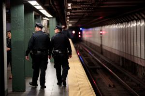 Captan en video a padre abusando de sus hijos en estación del Subway en El Bronx, NYC
