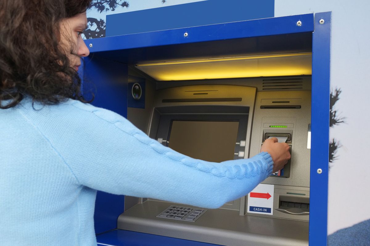 Con la tarjeta de débito que está enviando el Gobierno puede realizar transacciones desde cajeros automáticos.