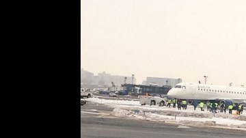 El avión aterrizó entrada la mañana de este sábado.