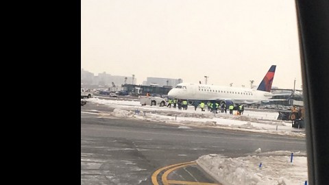 El avión aterrizó entrada la mañana de este sábado.