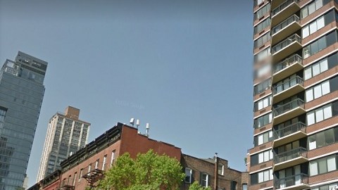 Residentes del condominio Saratoga en la calle 75 East y la Primera avenida denuncian el canto molesto de un desamparado afuera del edificio.