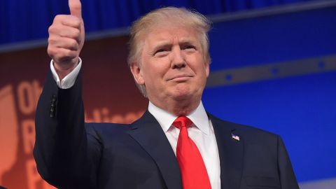 Donald Trump hizo el primer lanzamiento en un partido entre Yankees y Medias Rojas en 1996. /GETTY IMAGES